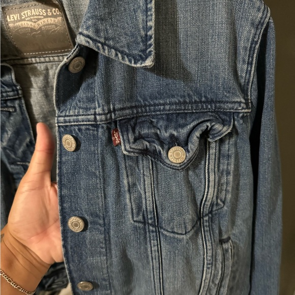 Levi’s Cropped Denim Jacket - Picture 5 of 8